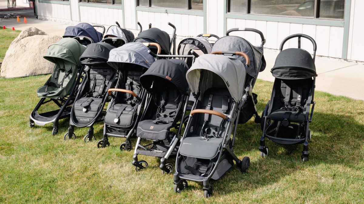 Benefits of travel stroller compact design Parent using lightweight travel stroller for easy transportation with child