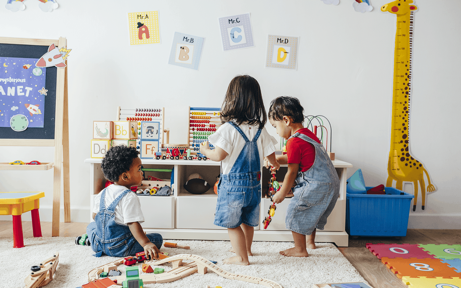 Effective daycare communication for Canadian parents IPT Blog graphic showing daycare communication and parent engagement strategies