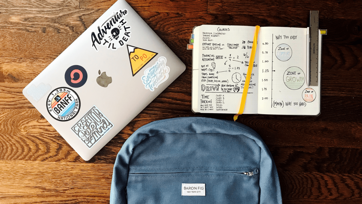 Guide parental canadien pour naviguer dans les amitiés et les défis sociaux à l'âge scolaire